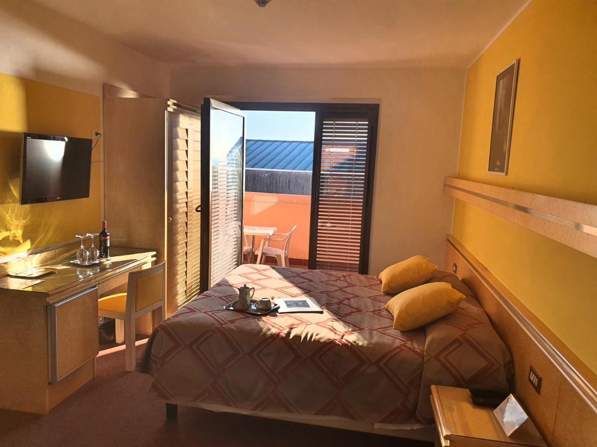 Hotel Antares Градо Екстер'єр фото