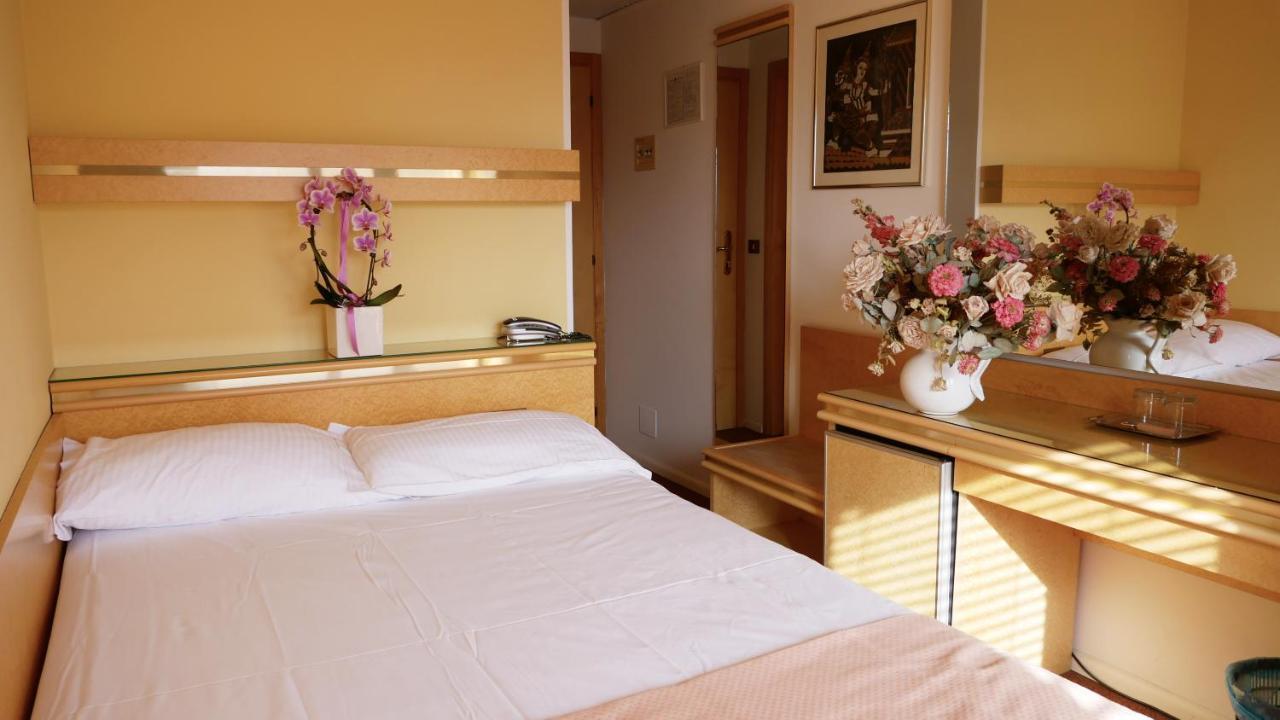Hotel Antares Градо Екстер'єр фото